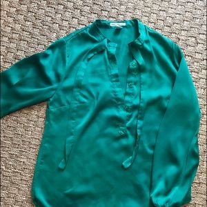 Green silky long sleeved blouse w tie!